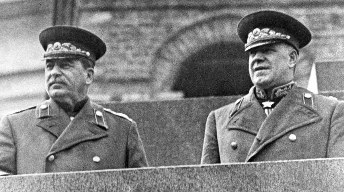    Москва. Парад Победы. Иосиф Сталин и Георгий Жуков на трибуне Мавзолея / Фото: Global Look Press