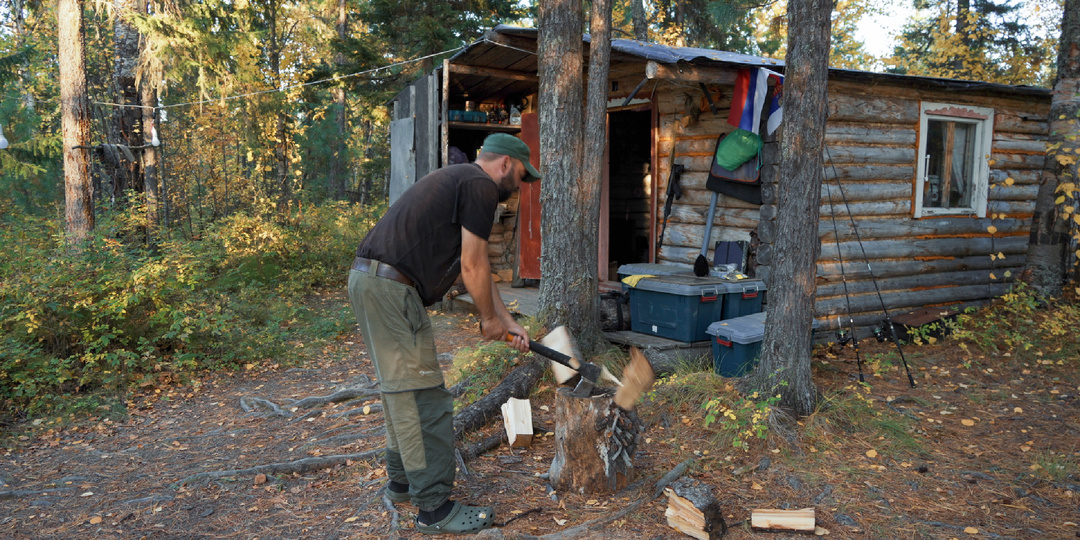 Уехали жить в тайгу, в уютную избу за 1000 км от цивилизации. Осень 2024, день 5
