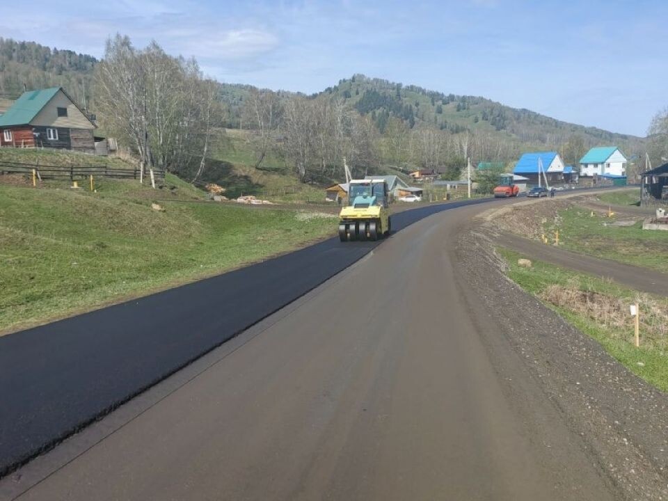    Укладка асфальтобетонного покрытия в Майминском районе. Источник: Горно-Алтайавтодор