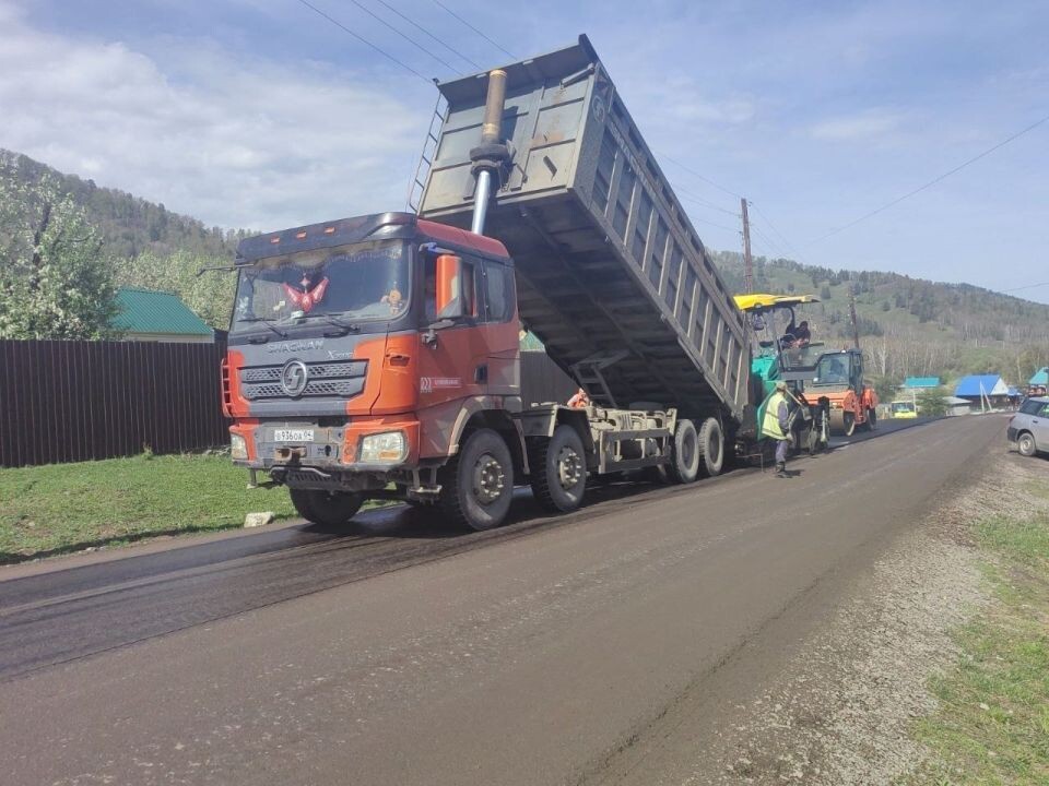   Укладка асфальтобетонного покрытия в Майминском районе. Источник: Горно-Алтайавтодор