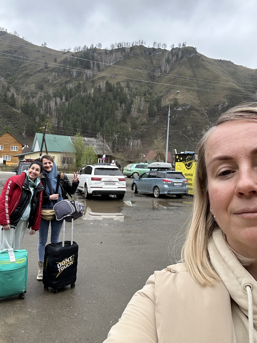 Это мы в поселке Манжерок