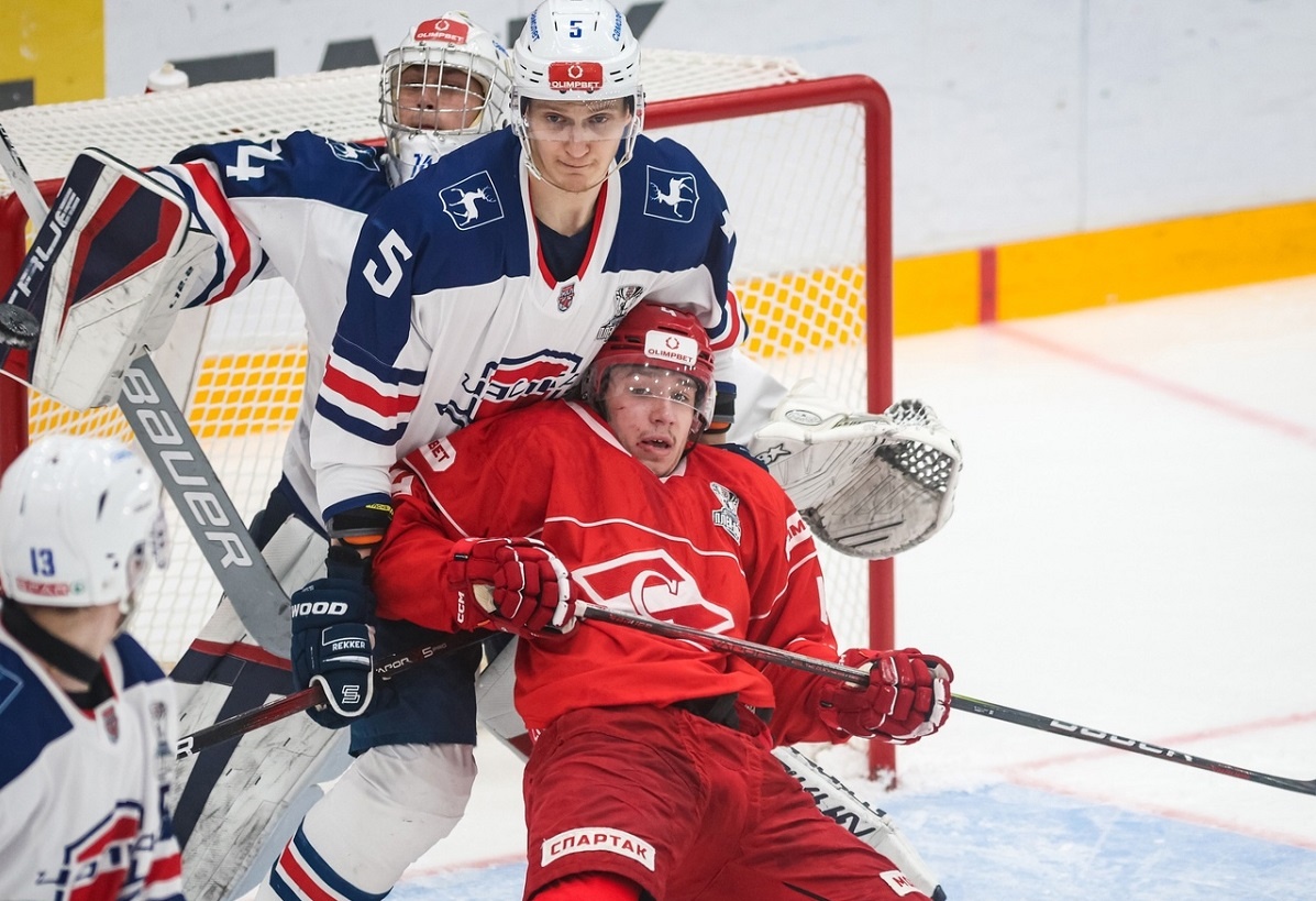    От опасности ворота «Чайки» пытается уберечь Илья Жарков