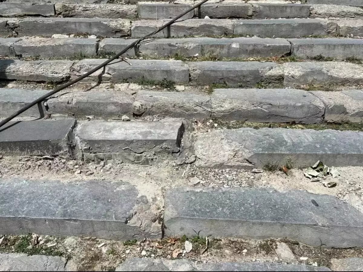 Врио губернатора Ростовской области обратил внимание на проблему. Поручил исправить ситуацию главе города. Предполагалось, что в порядок конструкцию приведут до 30 августа. Однако это сделали значительно раньше.   
 
Внимательные горожане отметили, что с таким же энтузиазмом хотелось бы, чтобы починили соседнюю лестницу.В Ростове раньше срока починили лестницу в парке М. Горького. Кадрами обновленных ступенек поделился глава города Александр Скрябин 30 апреля.   
 
Год назад читатели DonDay сообщали о плачевном состоянии лестницы. По ступеням было опасно передвигаться, поскольку они были в полуразрушенном состоянии. Пожилые люди и маленькие дети вовсе обходили ее стороной.   
 
При этом в 2024 году в парке прошли работы по благоустройству. Тогда на территории высадили новые растения, установили фонтан, но саму лестницу оставили без внимания. Выяснилось, что часть аварийной лестницы является бесхозным объектом. Именно поэтому ее ремонтом никто не занимался.📷
