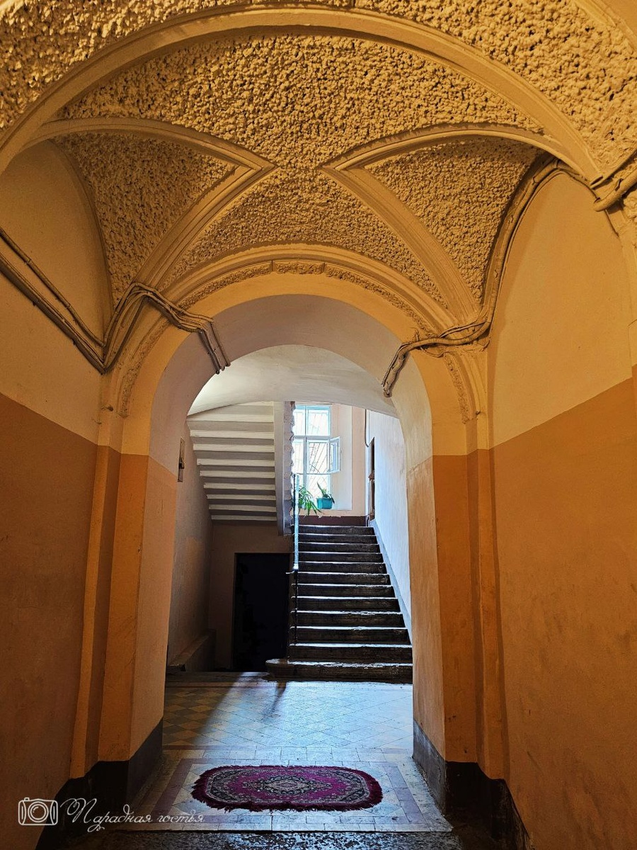 Парадная простая, но интересная. Фото: Парадная гостья