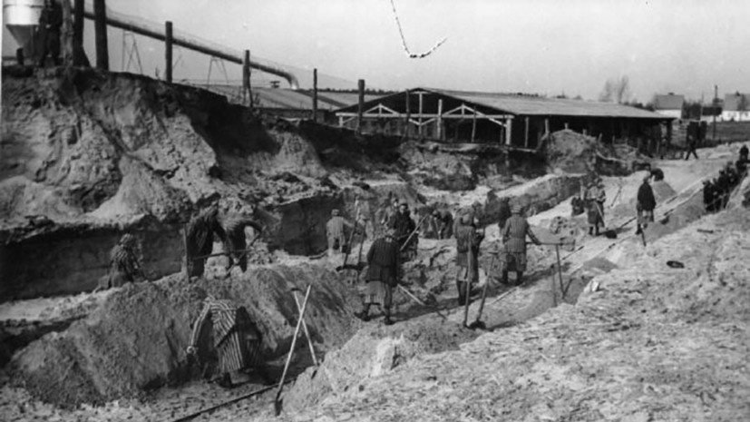     Женский концлагерь в деревне Равенсбрюк на северо-востоке Германии был открыт в мае 1939 года. В строительстве его первых объектов участвовали заключённые другого концлагеря — Заксенхаузена  Mahn- und Gedenkstätte Ravensbrück/Stiftung Brandenburgische Gedenkstätten