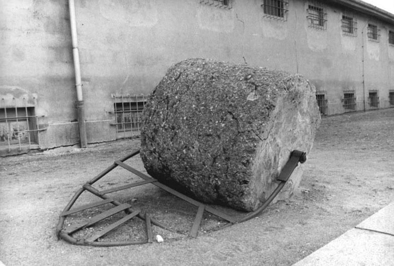    В 1940 году рейхсфюрер СС Генрих Гиммлер официально ввёл в Равенсбрюке телесные наказания для женщин-заключённых. В том же году нацисты начали активнее привлекать узниц к принудительным работам. СС основали в лагере Общество для текстильного и кожевенного производства / Deutsches Bundesarchiv/Wikimedia Commons/CC-BY-SA 3.0