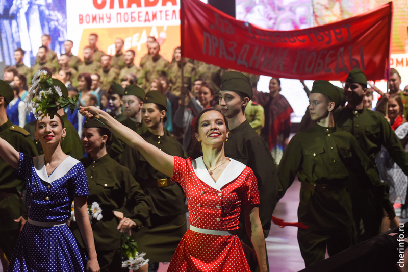    Пригласительные раздавали в волонтерском центре на Сталеваров, 42. Их разобрали за несколько часов.