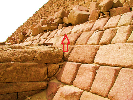 Камни пирамиды Хеопса. Стрелкой показаны приливы (боссы) на блоках вследствие прошлой их пластичности.