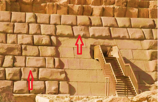 Облицовка пирамиды Менкура блоками с явными следами приливов из-за прошлой текучести их материала. Пластичность блоков позволила и срезать с них неровности, образовав плоскую поверхность у лестницы. 