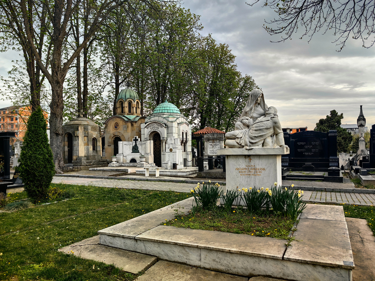 Русское кладбище в Белграде. Слева виден жилой дом