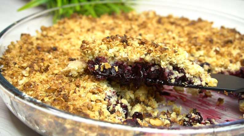 Вкуснятина из замороженных ягод "Крамбл": Меняю ягоды и каждый раз новый вкус, если нет ягод можно фрукты например яблоки, сливы или груши