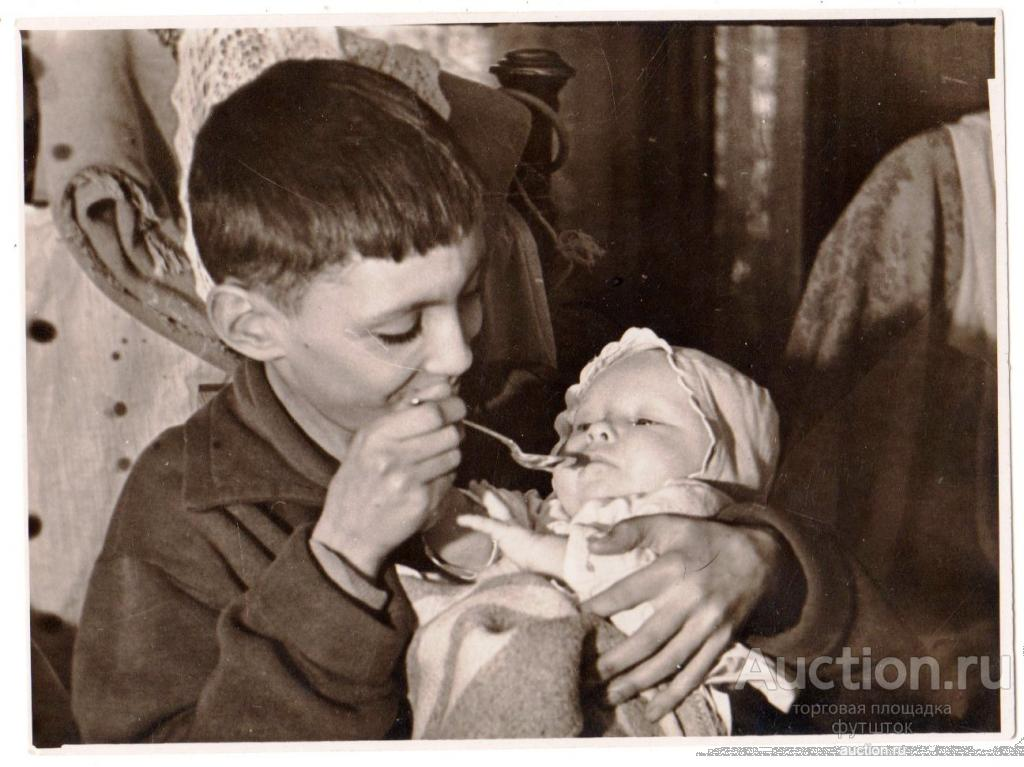 https://static.auction.ru/offer_images/2018/05/14/11/big/G/gA4QkWG75Cj/b_foto_deti_obed_starshij_brat_sssr_1958_g_8kh11.jpg