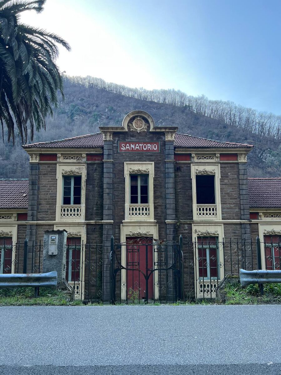 Фасад здания с надписью "SANATORIO" и годом 1919