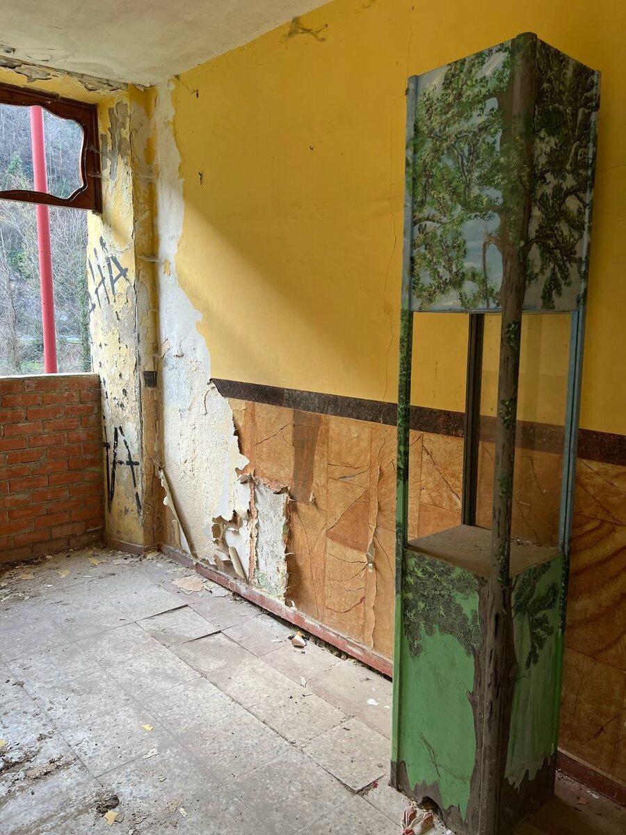 Комната с жёлтыми стенами и расписанным деревом шкафом