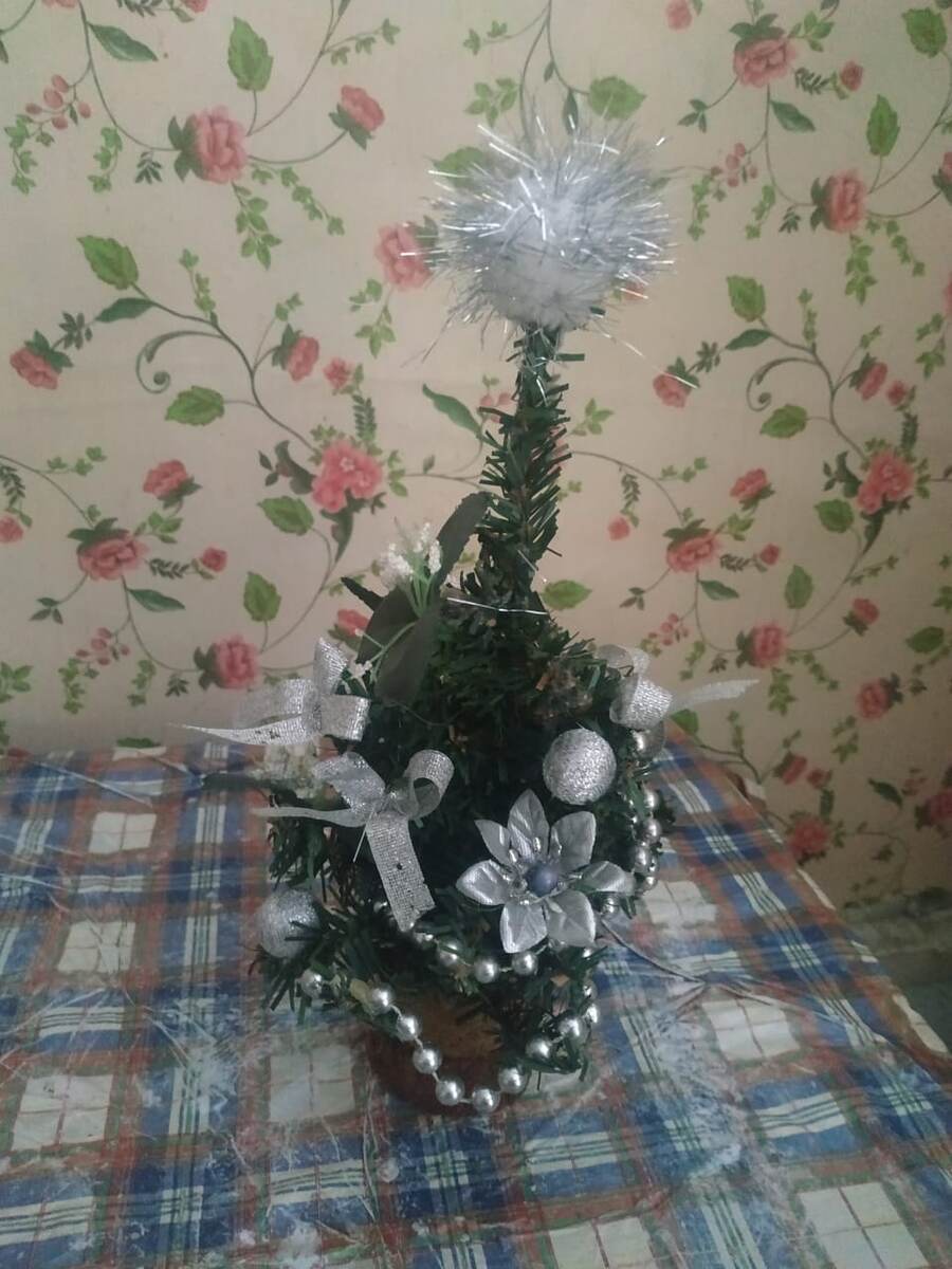  Ёлочная проволока.  Пенëчек  ажурные шарики ,  цветочки бусики.  И пумпончик .