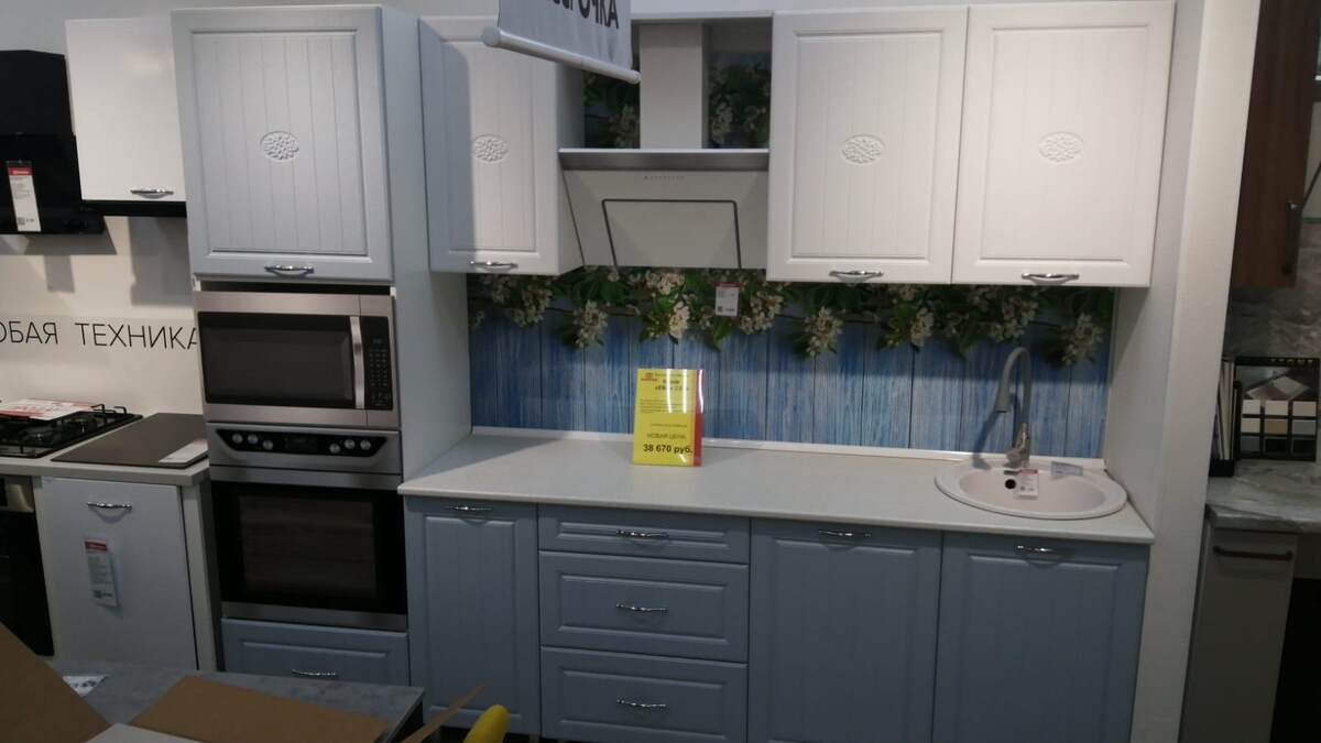 Фото из магазина. Мойка в комплект не входит. Столешница и мойка будут другие, и стоять будет не так.