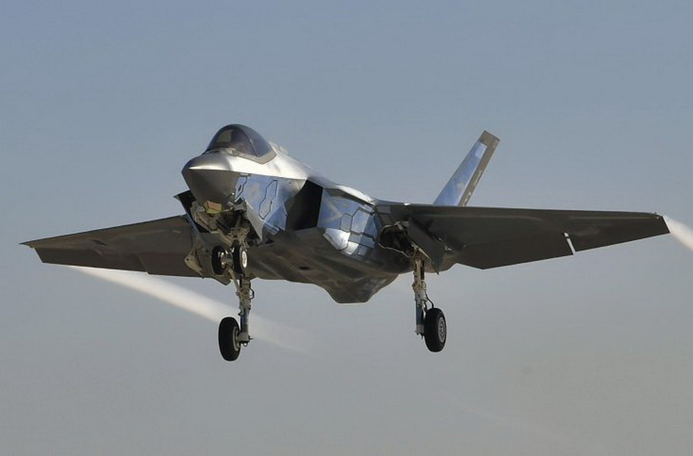F-35C испытательной и оценочной эскадрильи Nine (VX-9), проводит летные и испытательные операции на борту военно-морской базы округа Вентура (NBVC) в Пойнт-Мугу. Фото ВМС США
