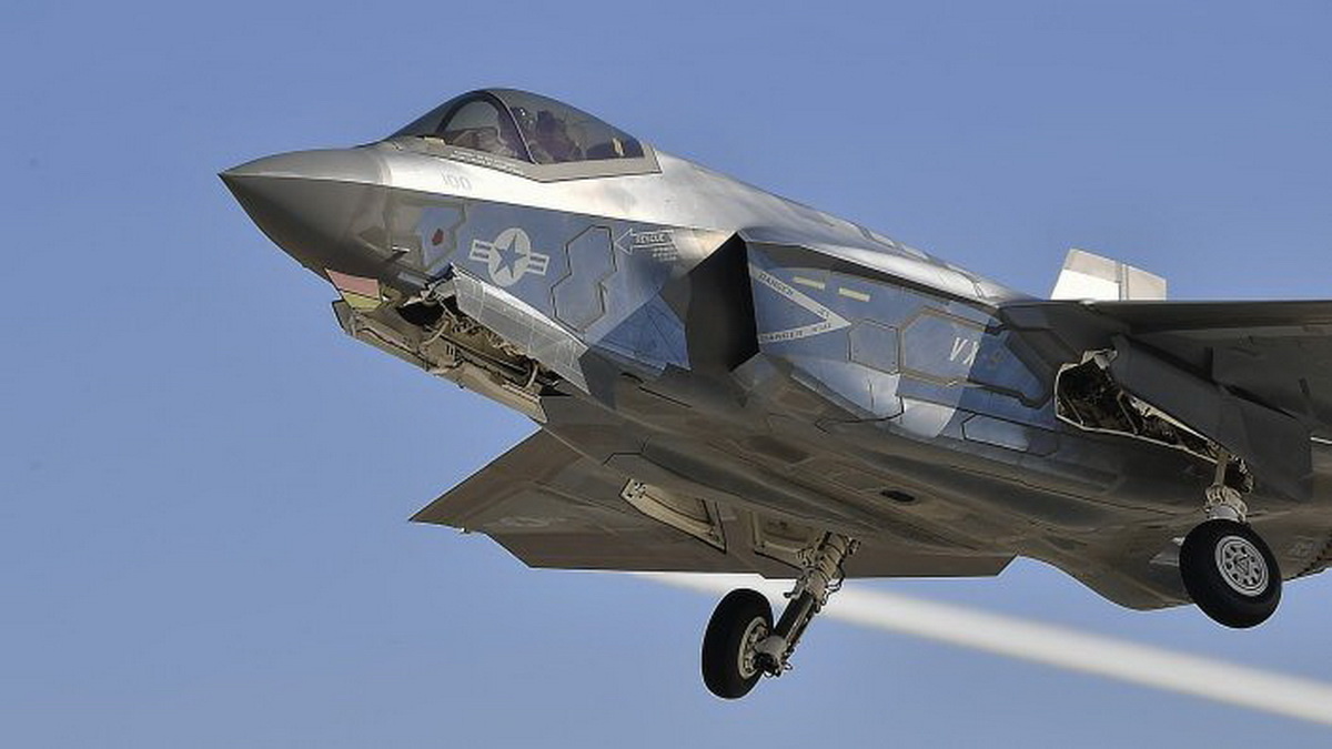 F-35C испытательной и оценочной эскадрильи Nine (VX-9), проводит летные и испытательные операции на борту военно-морской базы округа Вентура (NBVC) в Пойнт-Мугу. Фото ВМС США