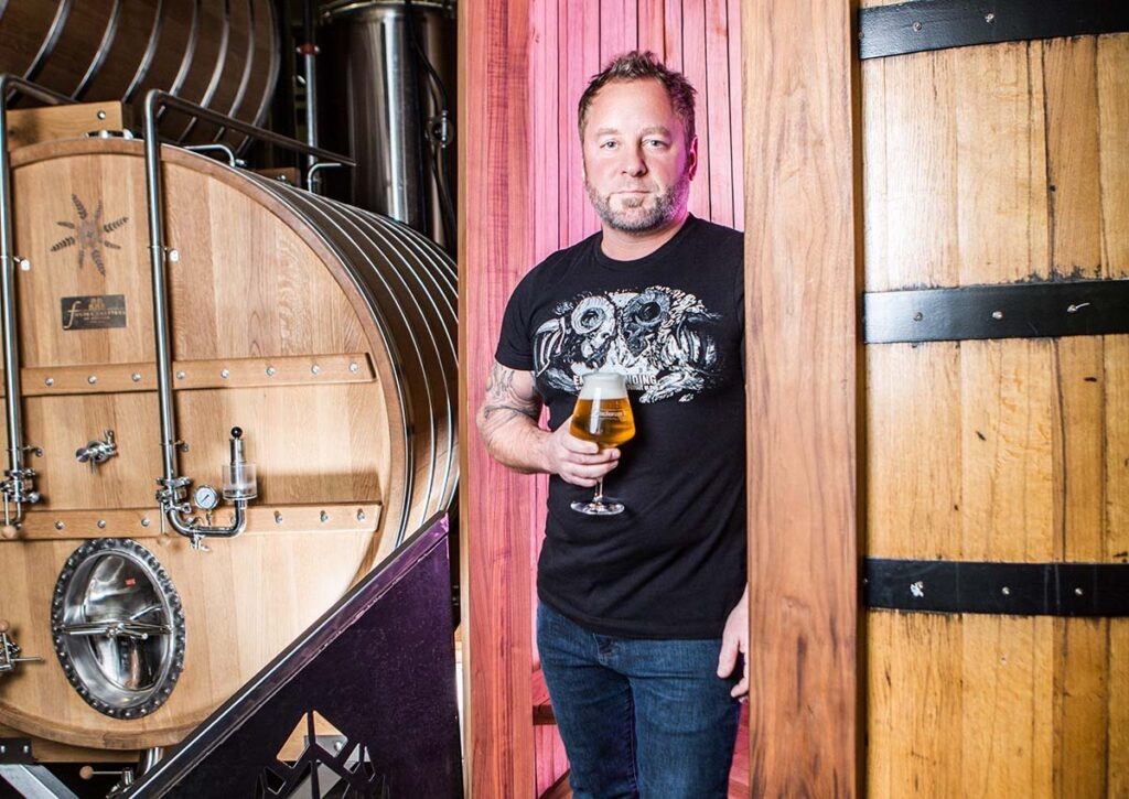 Гейб Флетчер и knifemaker ale создали официальное пивное шоу BLADE Show.