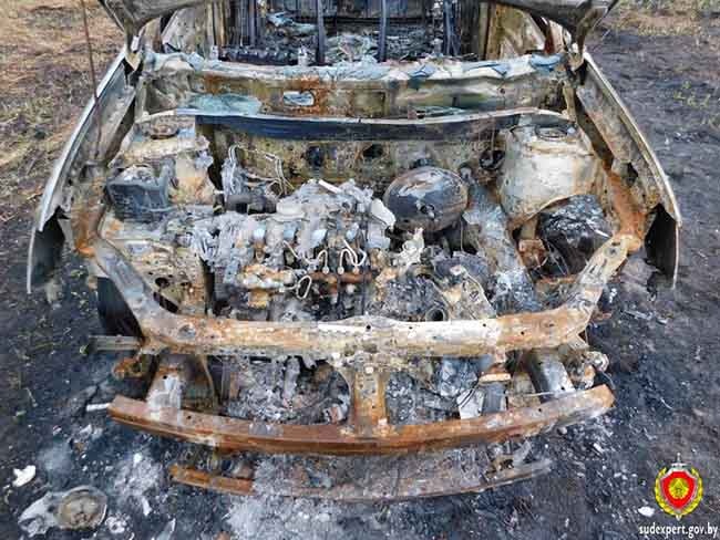 Неустановленные граждане решили избавить поле от прошлогодней растительности, лишив рыбаков Nissan Qashqai