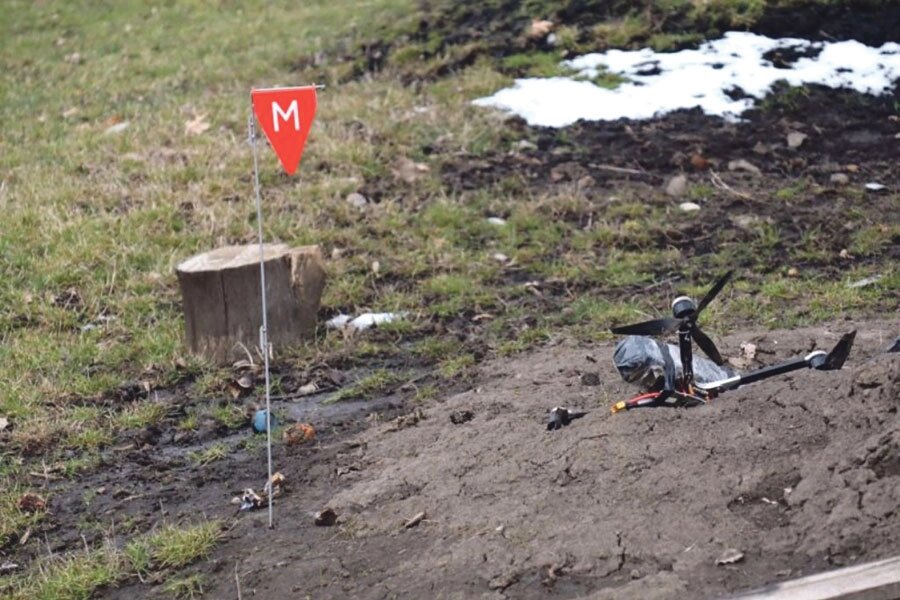    Сначала взрывные устройства «маркируют» – рядом с миной втыкают в землю флажок с буквой «М». Фото: Министерство обороны РФ