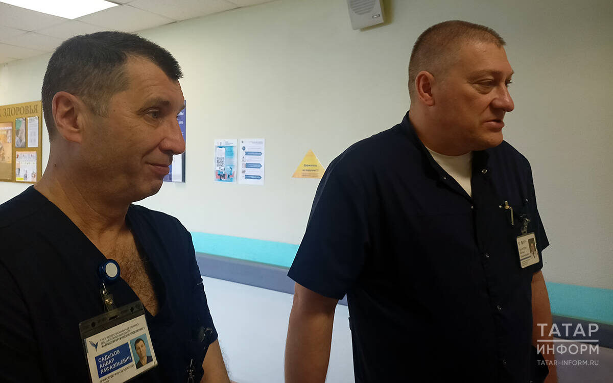 Уникальную для республики операцию, которая заняла всего полтора часа, провели два профессионала – Михаил Бурмистров и Анвар СадыковФото: © Роман Баданов / «Татар-информ»