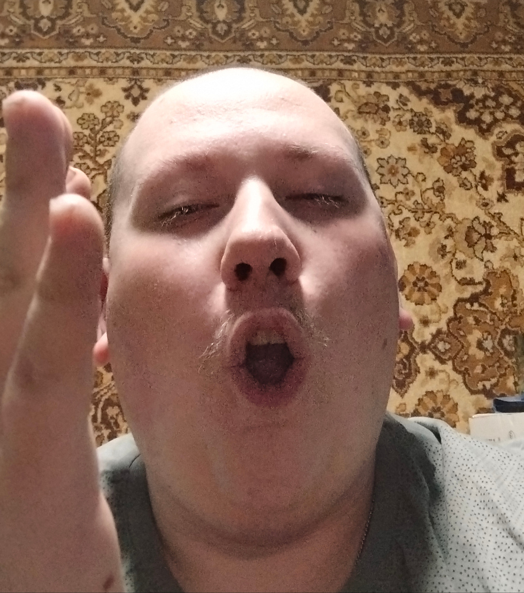 Лицо автора, когда оценил какая "конфетка" оказался этот набор, тут он ещё и подстригся и теперь ещё больше похож на дядюшку Ляо из какого нибудь Гонконга, где, судя по упаковке и есть завод этих красок. 