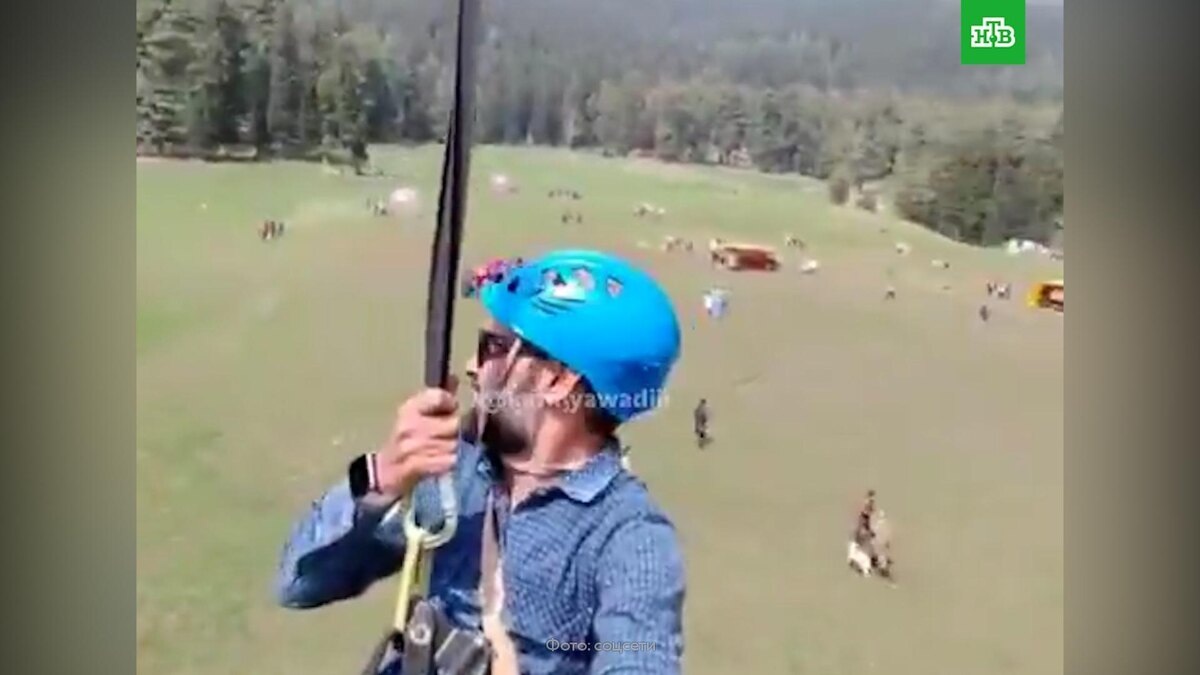 Один турист, снимая себя на камеру, заодно снял сверху и происходящее - как люди падают, как идет стрельба. Однако он так быстро пролетел над этой сценой, что, похоже, сам не понял, что заснял: на протяжении всего видео он улыбается. darakchi.uz