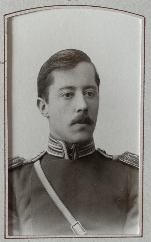 Подпоручик 12-го гренадерского Астраханского Императора Александра III полка Ястребцов (Ястребцев) Борис Владимирович (20.03.1880 - ?). XXXVIII-й Выпуск Александравского военного училища. 13 августа 1901 года. Юнкера. № 49. Выпущен в 12 Гр. Астраханский Императора Александра III полк. Страница 185 (Приложение). Страница 244 (в электронном формате). Кедрин В. Александровское военное училище 1863-1901. Издательство: Тип. Г. Лисснера и А. Гешеля. М., 1901. 249 страниц. https://runivers.ru/upload/iblock/254/kedrin.pdf  Старший брат Ястребцова (Ястребцева) Александра Владимировича (02.03.1885 - 02.05.1935). Из альбома «Альбом 12-го гренадерского Астраханского Его Величества полка. Том II». Неизвестный фотограф. https://catalog.shm.ru/entity/OBJECT/5772347?page=12&query=12-й%20гренадерский%20Астраханский%20полк&index=596 Другой источник: Ястребцов Борис Владимирович. АВУ 1901. Офицер 12-го гренадерского полка. Полковник. В белых войсках Восточного фронта; командир 40-го Верхне-услонского Сибирского стрелкового полка, с 31 июля 1919 пом. начальника 8-й Сибирской стрелковой дивизии, с 13 сент. 1919 в резерве чинов при штабе Иркутского ВО, с 3 нояб. 1919 в распоряжении начальника штаба Московской группы. Генерал-майор (с 31 июля 1919). Участник Сибирского Ледяного похода, 1920 командир 1-го Волжского стрелкового полка отдельной Волжской им. ген. Каппеля бригады, с 4 июля 1921 начальник школьно-просветительного отделения Особого отдела штаба войск Приамурского правительства, с 20 янв. 1922 генерал для поручений при управляющем военно-морским ведомством, с 29 янв. 1922 командующий 5-м белым повстанческим отрядом, с 1 апр. 1922 пом. командира Поволжской отдельной стрелковой бригады. В эмиграции в Китае, к 1923 в Гирине. https://iknigi.net/avtor-sergey-volkov/180859-shtab-oficery-i-generaly-belyh-armiy-enciklopedicheskiy-slovar-uchastnikov-grazhdanskoy-voyny-sergey-volkov/read/page-157.html