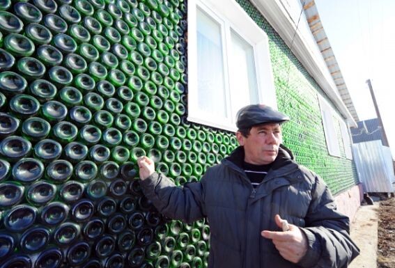 Дом со стенами из бутылок