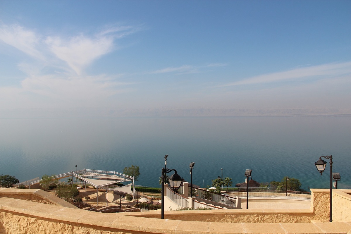 отель на Мертвом море. Море и небо сливаются.