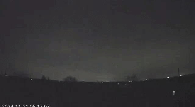 После экстренного обращения Владимира Путина в топ видео вышел ролик с ударом "Орешника" по территории завода "ЮжМаш" в Днепропетровске. GIF: видео с ТГ-канала Minitor1654