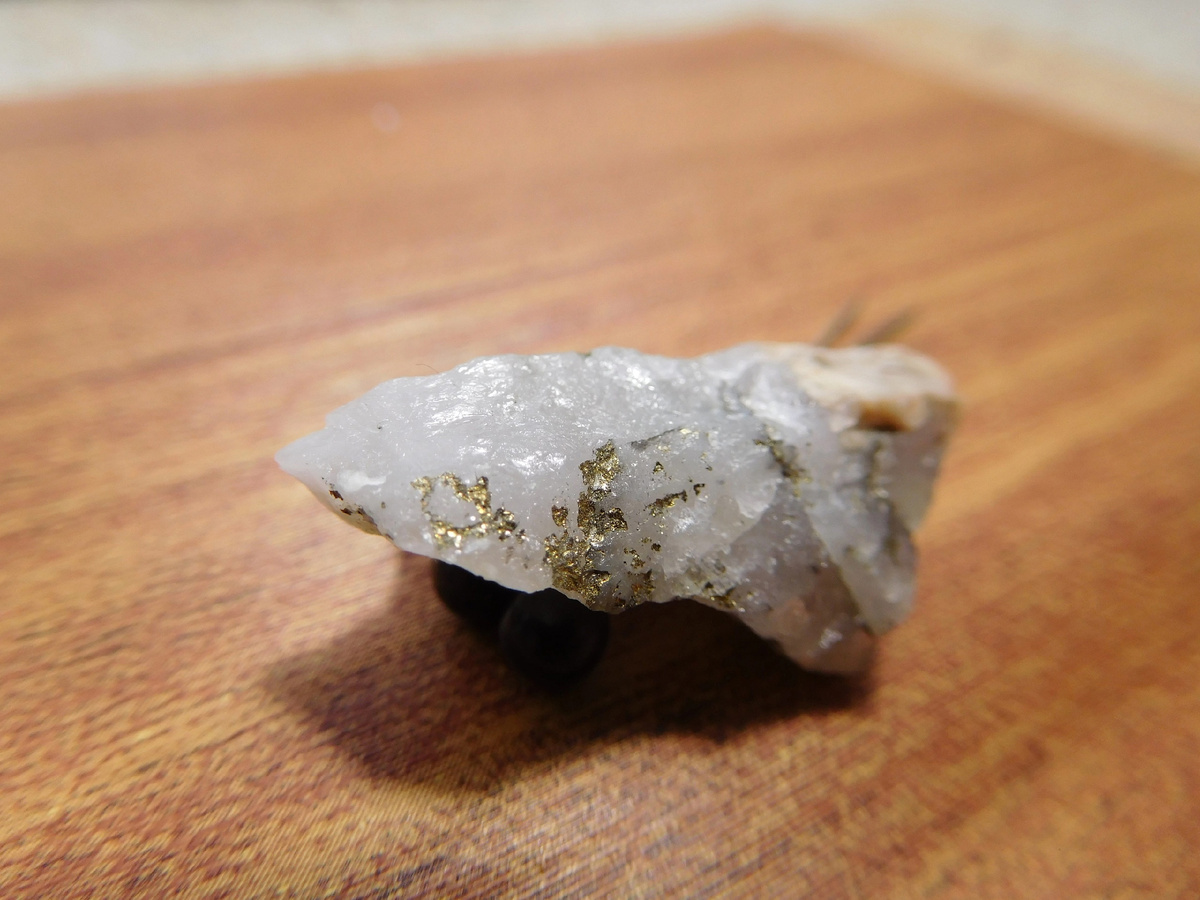 Кварц с золотистыми включениями. Фото и находка Елена Ротару Камнеискатель вк. 