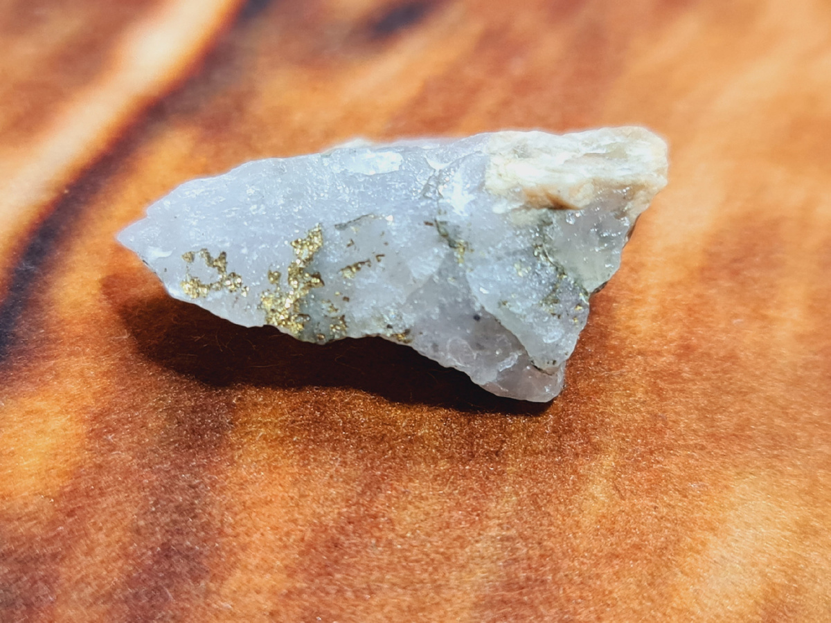 Кварц с золотистыми включениями. Фото и находка Елена Ротару Камнеискатель вк. 