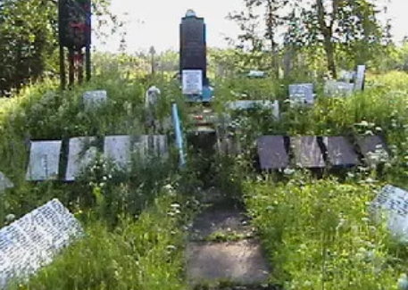 Братская могила у деревни Поляны.