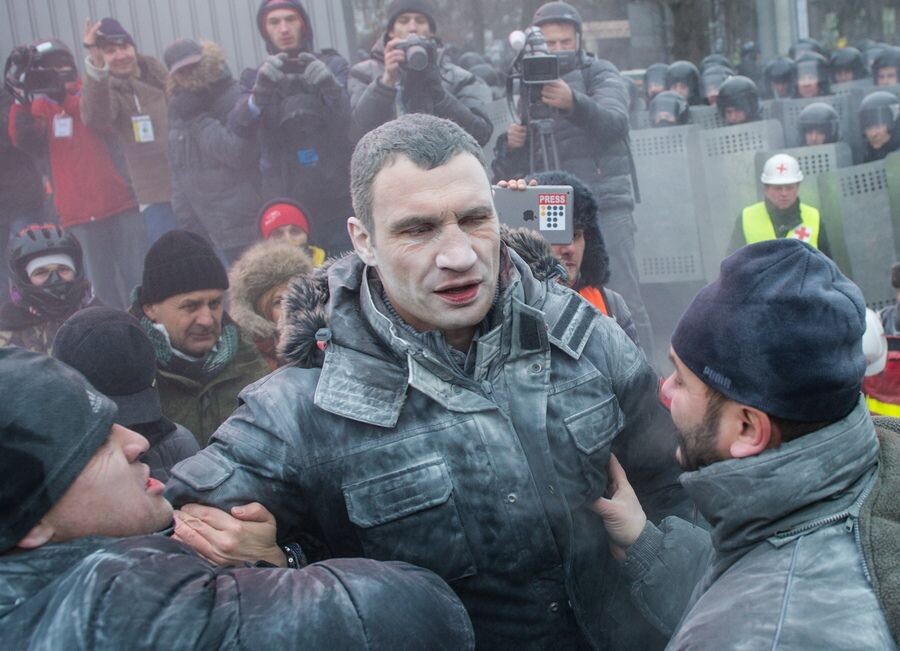    Виталий Кличко, облитый пеной из огнетушителя / Источник: © ИТАР-ТАСС/Владимир Шуваев