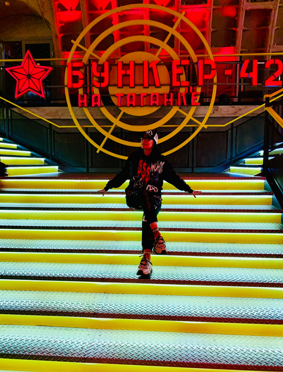 Это лестница , ведущая в ресторан «Бункер 42» 