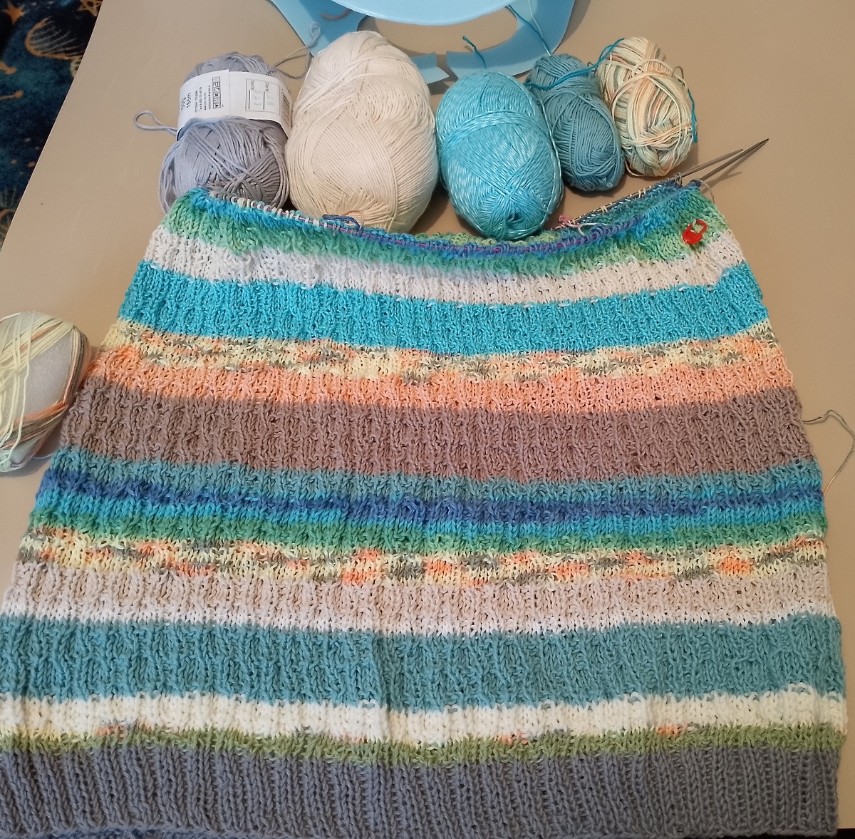 Футболка из остатков пряжи.