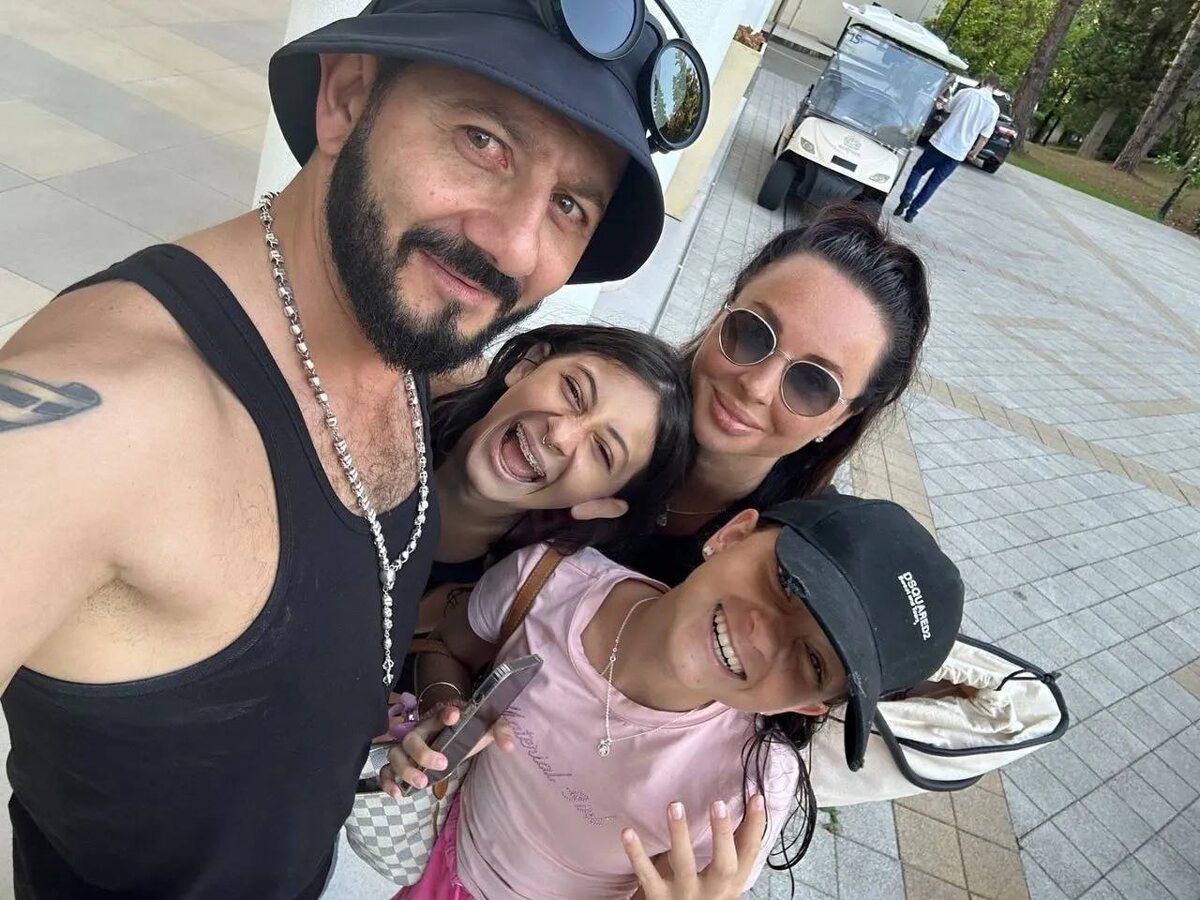 Шоу-бизнес потрясла новость: известный комик и шоумен Михаил Галустян и его жена Виктория решили расстаться после 18 лет совместной жизни. Пара, казавшаяся одной из самых крепких в российском шоу-бизнесе, официально объявила о завершении их брака. Сообщение было опубликовано Михаилом в социальных сетях, и вызвало широкий резонанс среди поклонников.

Откровенное заявление Михаила Галустяна

Михаил Галустян обратился к своим подписчикам и друзьям семьи, чтобы сообщить о непростом решении. В своем заявлении он отметил, что их совместный путь с Викторией подошел к завершению в прошлом году. Он подчеркнул, что расставание произошло без обид и претензий, с чувством благодарности за годы, проведенные вместе.

«Мы расстались без обид и претензий, с чувством благодарности за все, что было между нами. Мы сказали спасибо друг другу за проведенные вместе годы и остаемся в хороших отношениях», - написал Галустян.

Он также добавил, что прощание – это не всегда горечь, но и возможность для личного роста и новых начинаний. "Жизнь полна перемен, и каждая из них — шанс на что-то новое. Спасибо всем, кто рядом, поддерживает нас, и уважает наше решение", - завершил он свое обращение.

