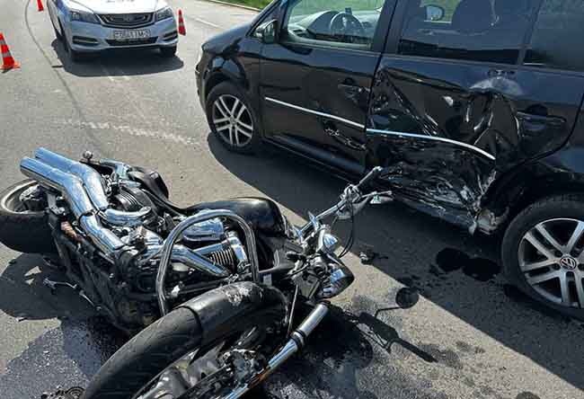 Водителя Volkswagen Touran не научили в автошколе, кто имеет преимущество при выезде со второстепенной дороги