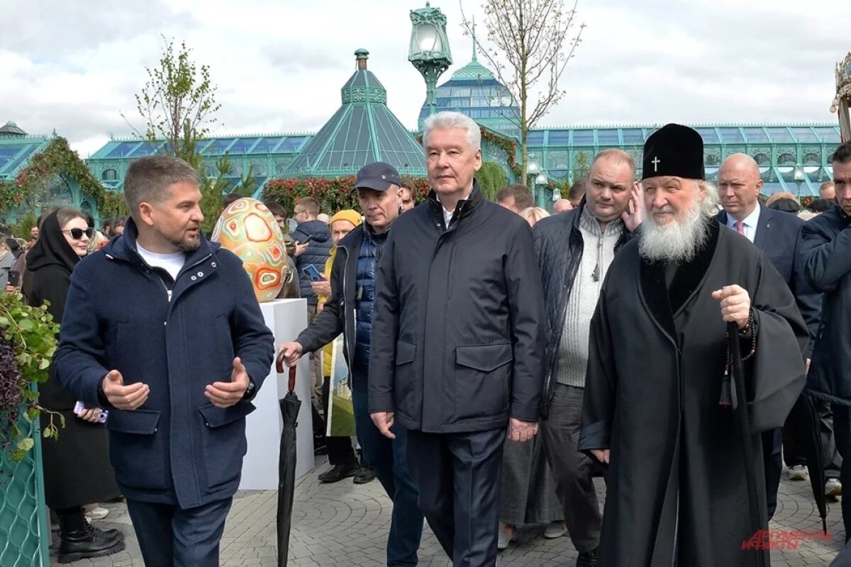    Мэр Москвы Сергей Собянин и патриарх Московский и всея Руси Кирилл посетили площадку ярмарки «Пасхальный дар».