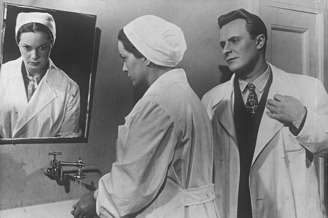 Кадр из фильма «Неоконченная повесть». Элине Быстрицкой не пришлось вживаться в роль врача после фронтового прошлого. 