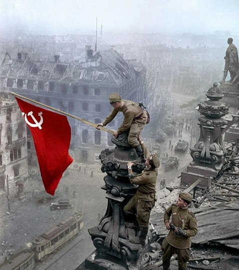 30 апреля 1945 года Советские воины водрузили Знамя Победы над зданием Рейхстага