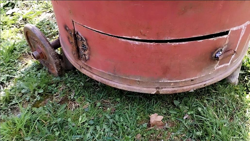 Дверца бочки для сжигания мусора