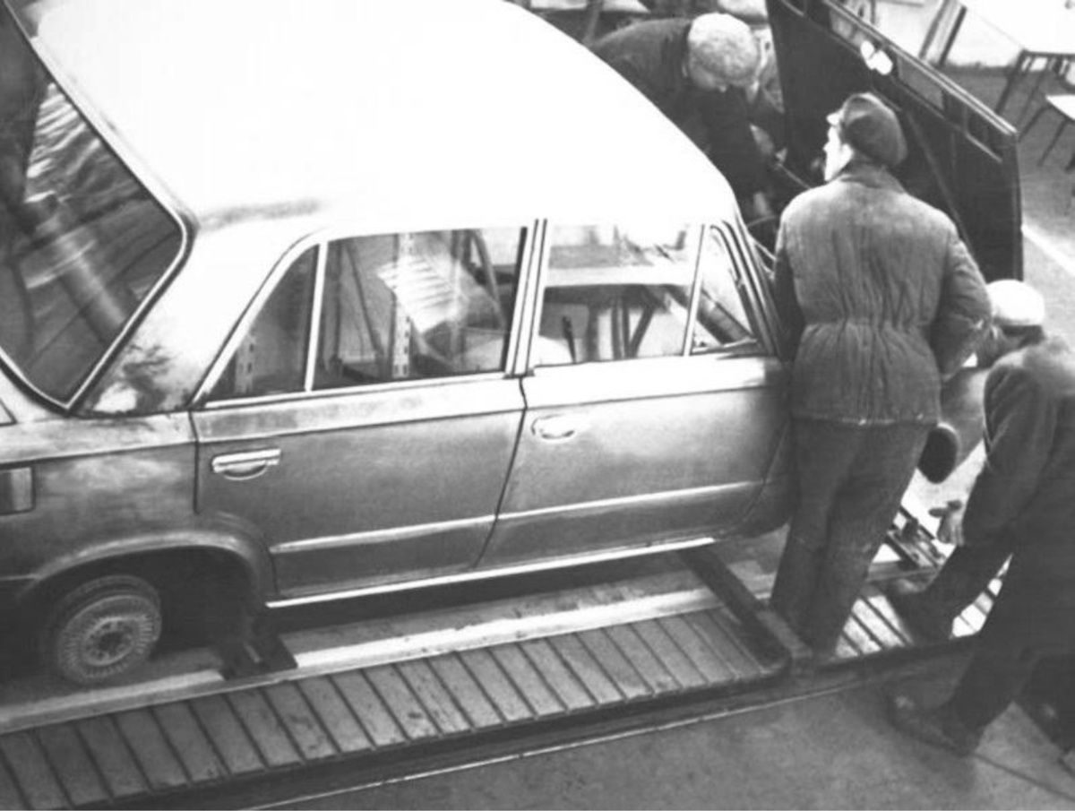 Учебная тайная сборка на неокрашенном кузове, 14 апреля 1970 г.