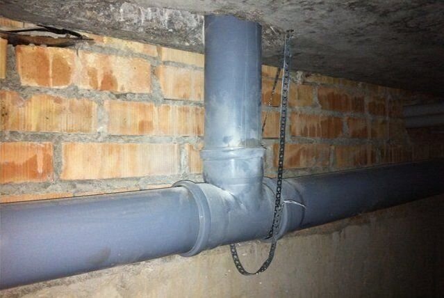 Еще и монтажная лента вместо штатного крепления