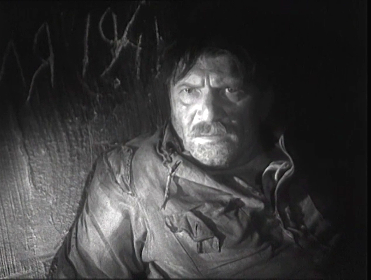 Кадр из кинофильма "Бессмертный гарнизон", 1956 г., режиссеры Захар Аграненко, Эдуард Тиссэ, сценарист Константин Симонов, композитор Вениамин Баснер (скриншот) 