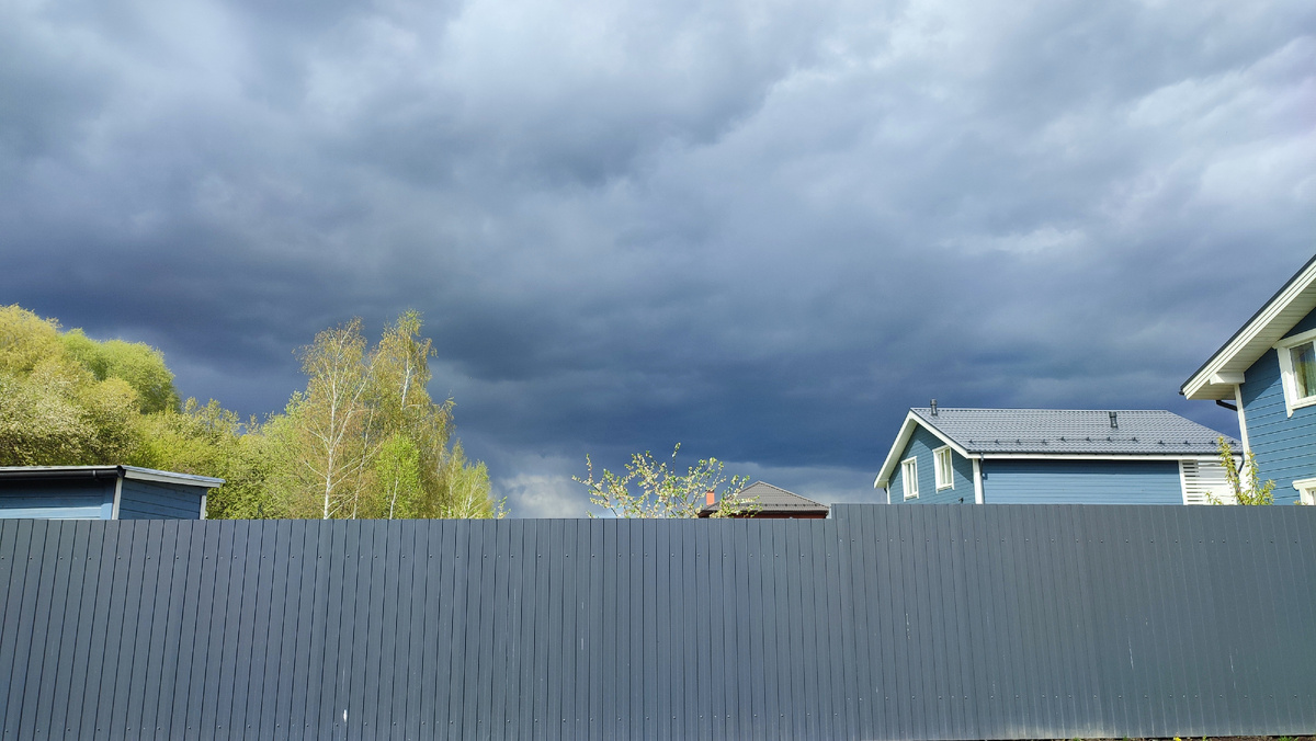 Тучи бродят около посёлка