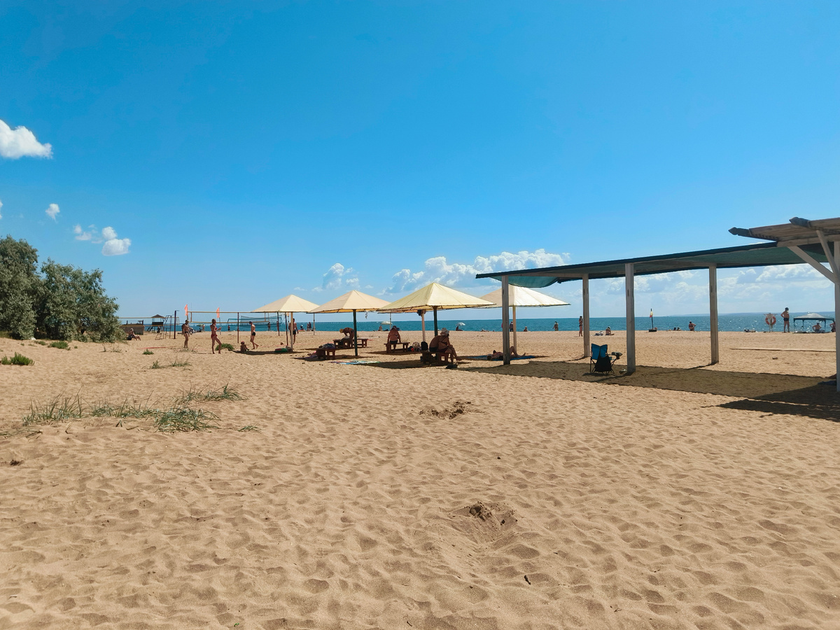 Зонтики и зона отдыха под навесом совершенно бесплатны !