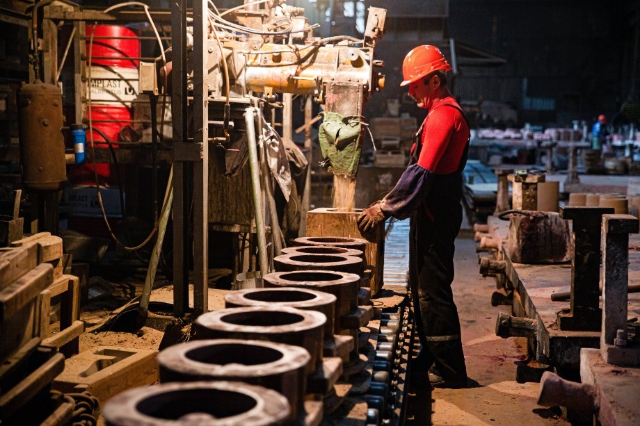 Рабочий на территории завода ООО «Лугасталь». | Фото: Александр Река/ТАСС
